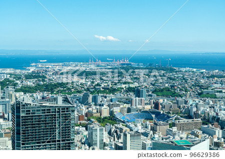 [Kanagawa Prefecture] Yokohama cityscape in sunny weather 96629386