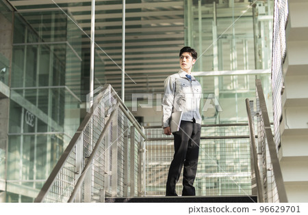 有膝上型計算機的年輕工程師人 96629701