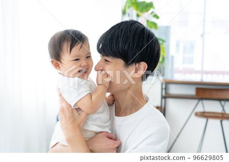 抱著嬰兒的年輕爸爸 抱著嬰兒的年輕爸爸 96629805