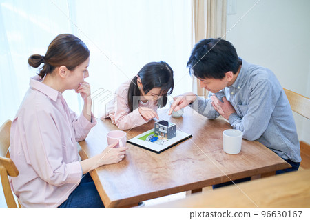 一家人邊看獨立屋模型邊討論 一家人邊看獨立屋模型邊討論 96630167
