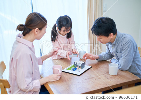 一家人邊看獨立屋模型邊討論 一家人邊看獨立屋模型邊討論 96630171