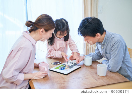 一家人邊看獨立屋模型邊討論 一家人邊看獨立屋模型邊討論 96630174