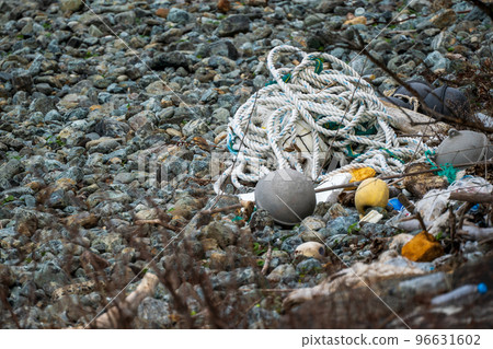 漂流到岸邊的漂流物 96631602