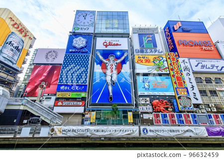 橫跨大阪府道頓堀的戎橋和巨大的霓虹燈 96632459