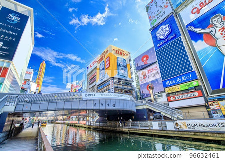 橫跨大阪府道頓堀的戎橋和巨大的霓虹燈 橫跨大阪府道頓堀的戎橋和巨大的霓虹燈 96632461
