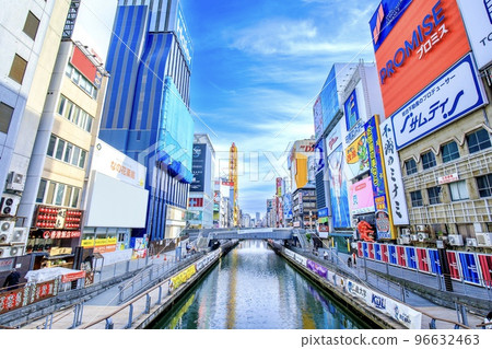 橫跨大阪府道頓堀的戎橋和巨大的霓虹燈 橫跨大阪府道頓堀的戎橋和巨大的霓虹燈 96632463
