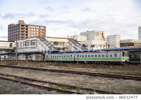 Type Kiha 143 stopping at Tomakomai Station on the Muroran Main Line 96632477