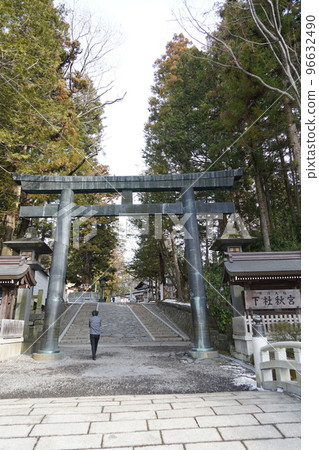 諏訪大社（下神社）沒有本宮。相反，在晴宮，古老的杉樹被用作神樹。 96632490