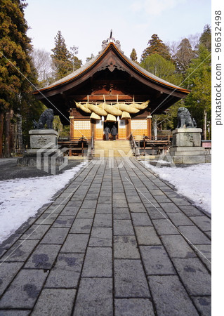 諏訪大社（下神社）沒有本宮。相反，在晴宮，古老的杉樹被用作神樹。 96632498