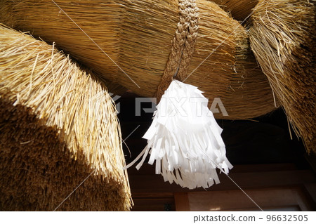 Suwa Taisha Shrine (lower shrine) does not have a main shrine. Instead, in Harumiya, the old Sugi tree is used as a sacred tree. 96632505