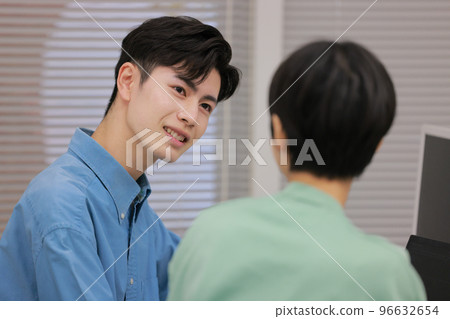 Engineer_1 與鄰座的女士交談 96632654