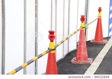 triangular cone barricade 96632689