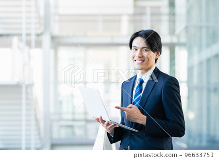 A young businessman with a laptop 96633751