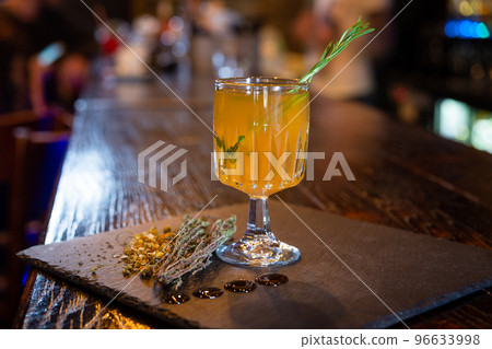 Mulled wine with white honey 96633998