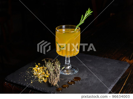 Mulled wine with white honey 96634003