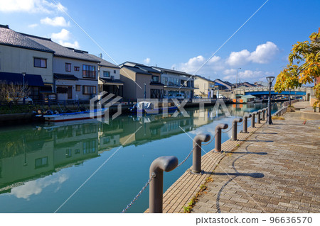 河川站新湊周邊的街景和倒映在水面上的景色 96636570