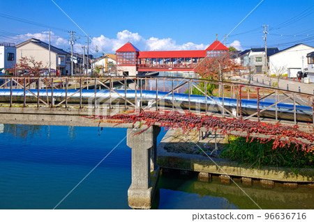 Red bridge from Hojotsu Bridge, overlooking Higashi Bridge and autumn leaves Red bridge from Hojotsu Bridge, overlooking Higashi Bridge and autumn leaves 96636716