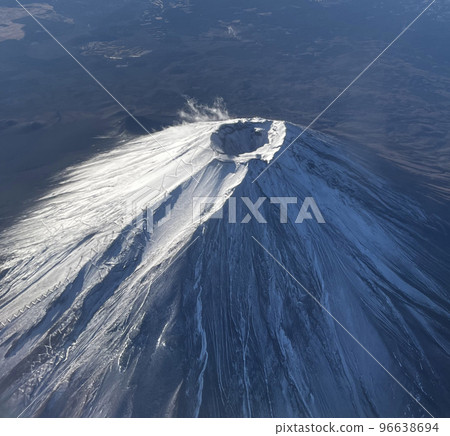 從飛機上看到的富士山 96638694