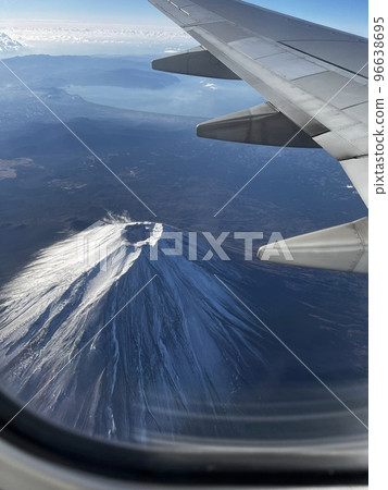 從飛機上看到的富士山 96638695