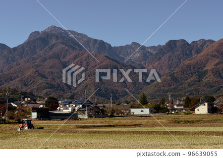 北斗市白州町，收穫後耕地的紅色拖拉機 96639055