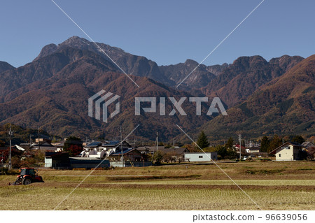 北斗市白州町，收穫後耕地的紅色拖拉機 96639056