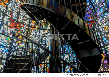 彩色玻璃牆和螺旋樓梯 彩色玻璃牆和螺旋樓梯 96639144