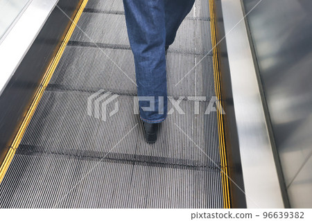 city, moving sidewalk, automatic sidewalk 96639382