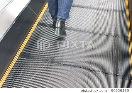 city, moving sidewalk, automatic sidewalk 96639389