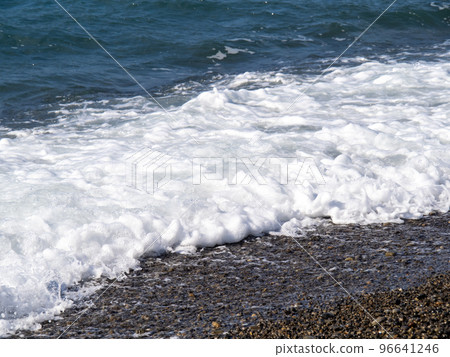 在水面上。 96641246