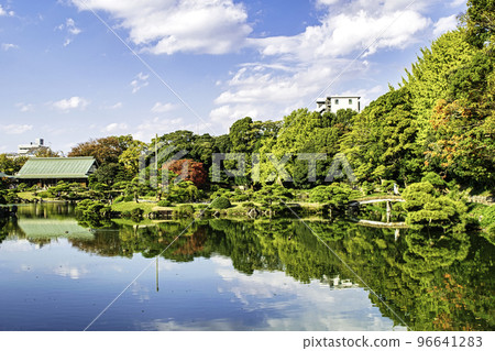Kiyosumi Garden, Koto Ward, Tokyo, Autumn scenery, Taisho Memorial Hall area, designated place of scenic beauty by the Tokyo Metropolitan Government 96641283