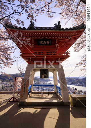 春天的尾道千光寺鐘樓和櫻花 春天的尾道千光寺鐘樓和櫻花 96641624