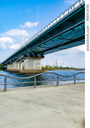 Hirakata Bridge over the Yodo River in Hirakata City, Osaka Prefecture 96641698