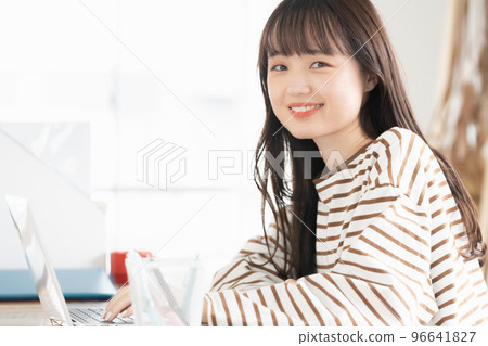 操作電腦的女人的肖像 96641827