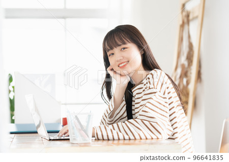操作電腦的女人的肖像 96641835