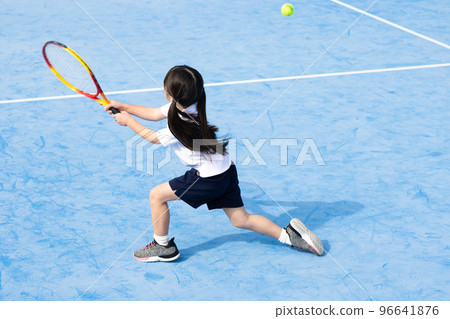 kid playing tennis 96641876