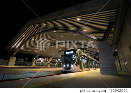 [廣島電鐵]廣電宮島口站夜間5200型等待發車 96642081