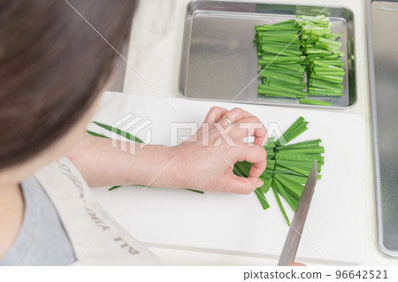 [Chop the chives] 96642521