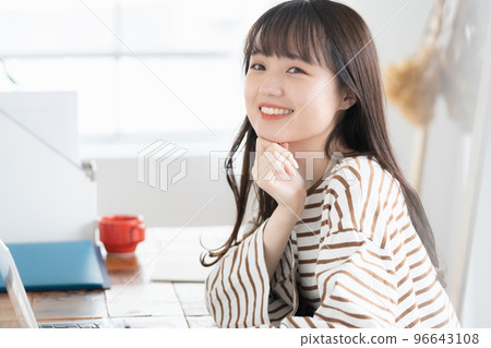 操作電腦的女人的肖像 操作電腦的女人的肖像 96643108