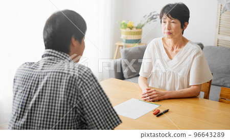Arguing middle-aged woman and middle-aged man couple image of a middle-aged divorce 96643289