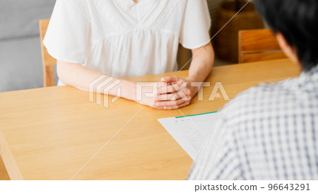 Arguing middle-aged woman and middle-aged man couple image of a middle-aged divorce 96643291