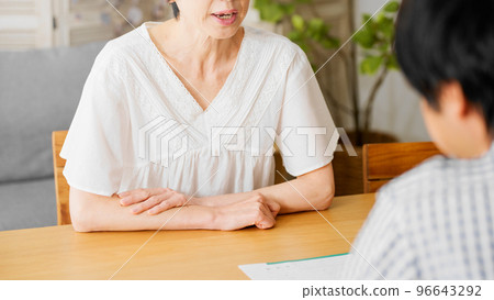 Arguing middle-aged woman and middle-aged man couple image of a middle-aged divorce 96643292