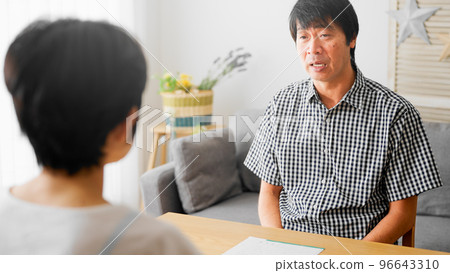 吵架的中年男女中年離婚圖片 96643310