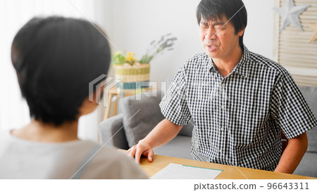 Arguing middle-aged man and middle-aged woman couple image of middle-aged divorce Arguing middle-aged man and middle-aged woman couple image of middle-aged divorce 96643311