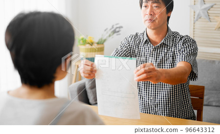 中年男子向中年女子出示離婚通知書 中年離婚圖片 96643312