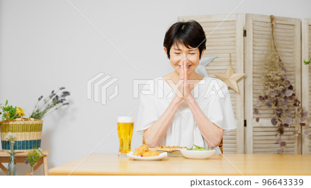 Middle woman who drinks with beer 96643339