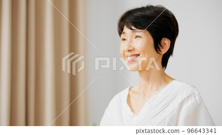 Middle woman who drinks with beer 96643341