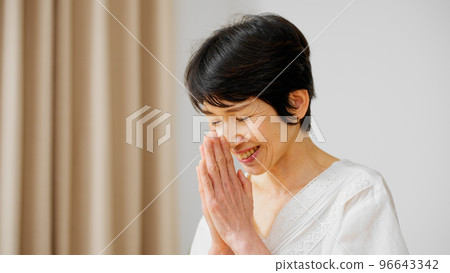 Middle woman who drinks with beer 96643342
