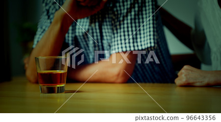 中男在家低頭中女安慰 96643356