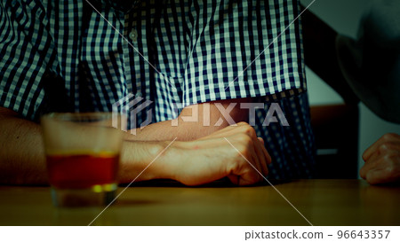 中男在家低頭中女安慰 96643357