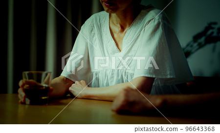 A middle-aged woman drooping at home and a middle-aged man comforting him 96643368